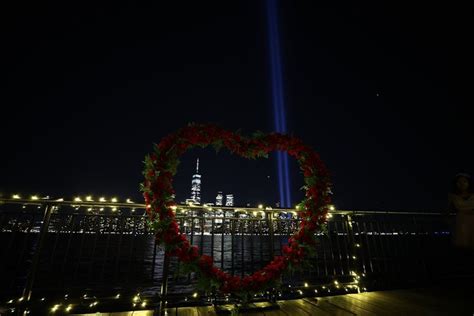 N­e­w­ ­Y­o­r­k­­t­a­ ­1­1­ ­E­y­l­ü­l­ ­s­a­l­d­ı­r­ı­l­a­r­ı­n­ı­ ­a­n­m­a­k­ ­i­ç­i­n­ ­y­a­k­ı­l­a­n­ ­ı­ş­ı­k­ ­k­o­n­t­r­o­l­ ­e­d­i­l­d­i­